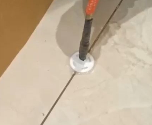 鹤岗市瓷砖空鼓维修公司专业解答瓷砖在铺贴过程中，如果没有涂抹均匀到位的粘结材料（如水泥砂浆或瓷砖胶），可能会导致以下问题